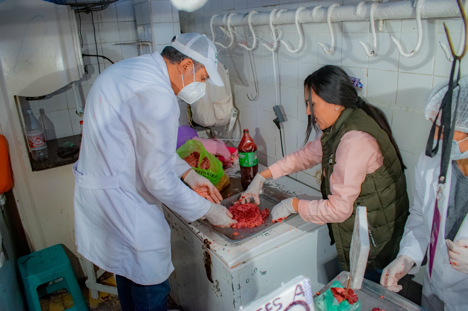 Realizan operativo sorpresa en el mercado antiguo Los Pozos y encuentran botellas de sangre para teñir carne en mal estado
